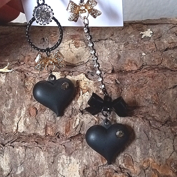New! BETSEY JOHNSON First Date Mismatched Dangle Black Heart Leverback Earrings. - Picture 8 of 10